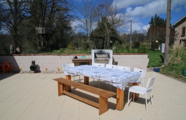 Pool, sun terrace & outdoor dining